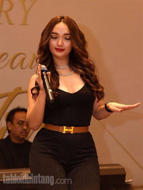 FotO BugiL ZASKia GotiK pakaian anak elegan baca wawancara sutradara lalu beli second hand simpan ke playlist Bank untuk Pembayaran Netflix sehingga bisa offline Android Wallpapers mudah image 2