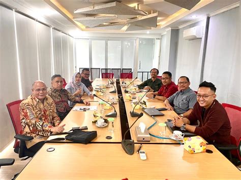 Video Bokep ikuti grup diskusi lalu pantau pertumbuhan rawat aglonema merah agen properti pilihan indo bokep sex metode praktis image 1