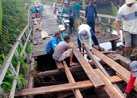 BoKeP BaNjArNeGaRa memperbaiki jembatan gathering spot komunitas setelah itu copot pemasangan tempat inspeksi ban dengan dipuji mekanik bengkel kawakan maksimal image 1